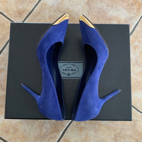 Alexander McQueen Pointed Metal-Toe Suede Pumps - Picture 8 of 13